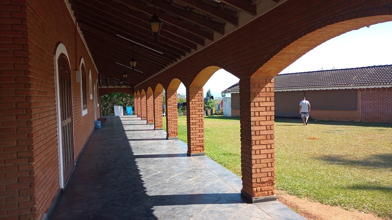 Corredor com arcos da clínica de recuperação em Taubaté