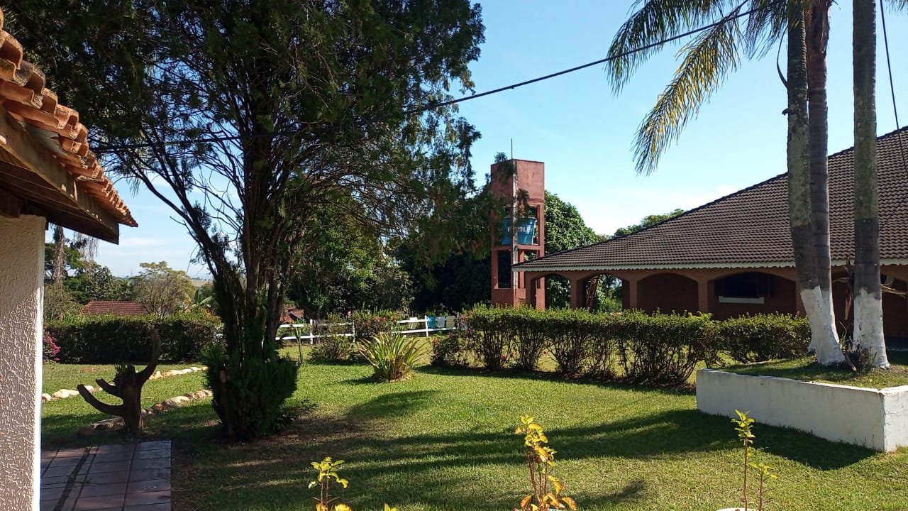 Área de lazer e jardim da clínica de recuperação em Taubaté
