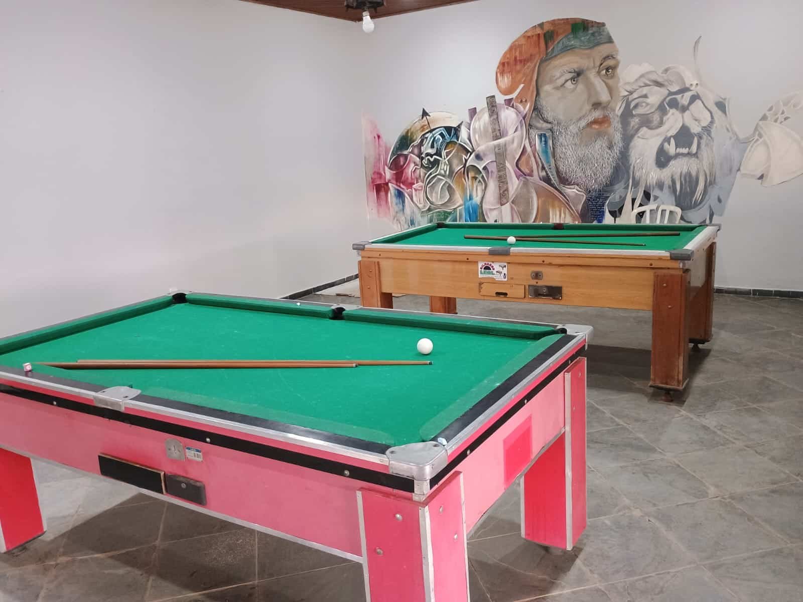 Sala de lazer com sinuca da clínica de recuperação em Taubaté